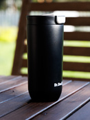 Thermobecher mit Gravur „Dr. Bacty Atlas“, 540 ml – schwarz